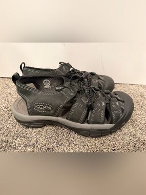 KEEN Men’s Gray Newport H2 Closed-Toe Sandals size 7.5 EUC